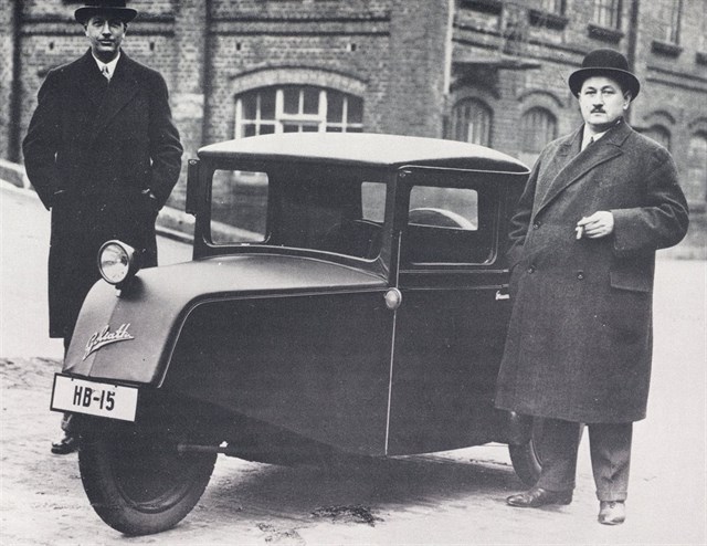 Carl Borgward, a la derecha, posa con su compañero, Wilhelm Tecklenborg, y su vehículo de tres ruedas Pionier de 1936, fruto de una camioneta alemana. El Pionier tuvo un gran éxito y puso a Borgward en una sólida base financiera. - Autos y sus historias