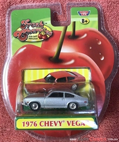 Motor Max Fresh Cherries 1976 Chevy Vega Plateado Escala 1/64 M487